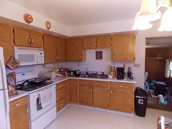 5th image of 403 Main St