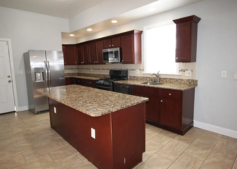 83 Devon St #1