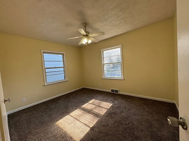 1127 Lodge Ave — Photo 3