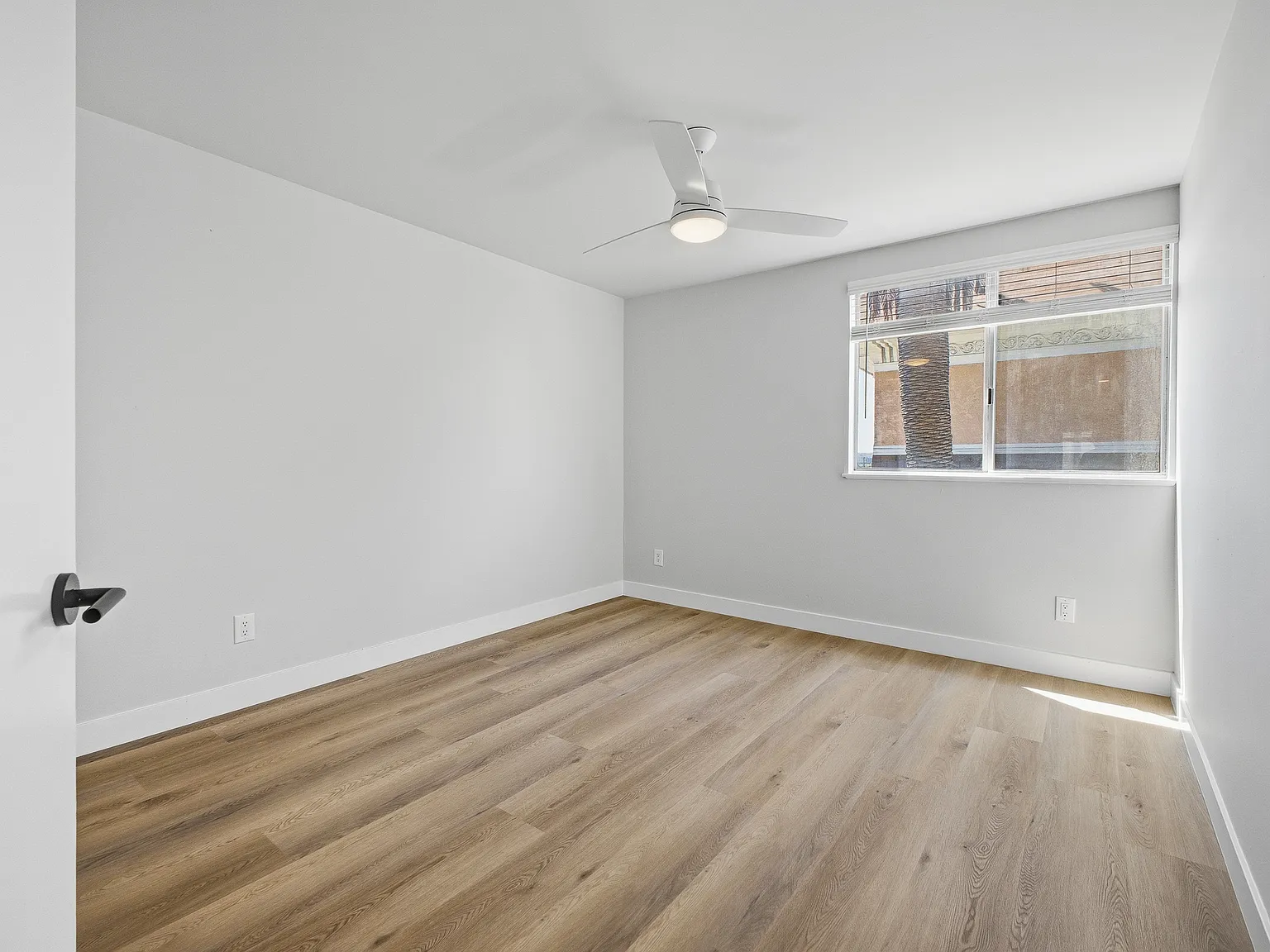 1433 S Hoover St — Photo 3