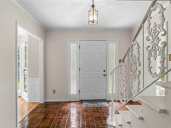 5th image of 900 Regents Dr E