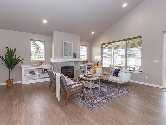 4th image of 24601 E Domrese Ave