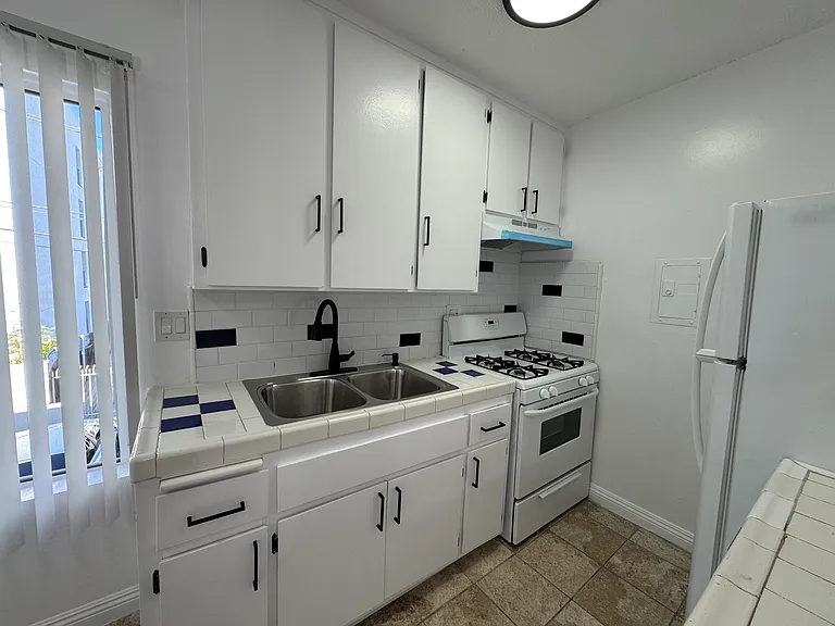 Hollyking Apartments — Photo 36