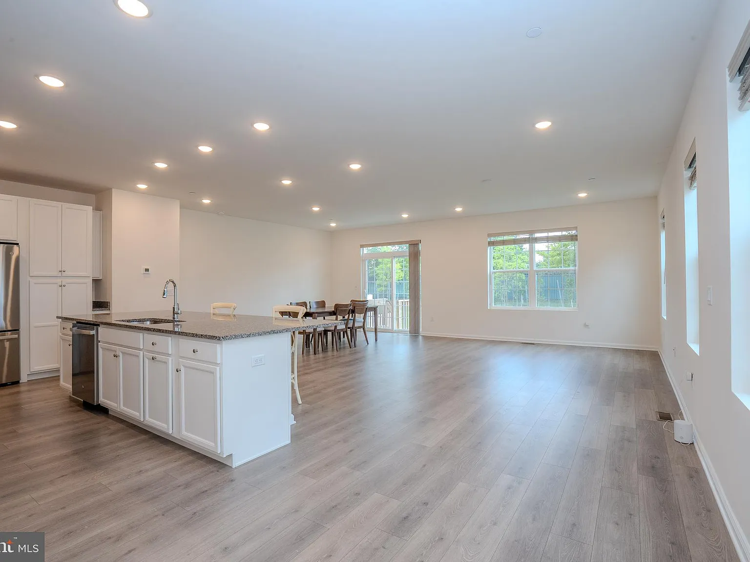 3 bed, 3.5 bath, 2266 sqft, $5,300 — Photo 3