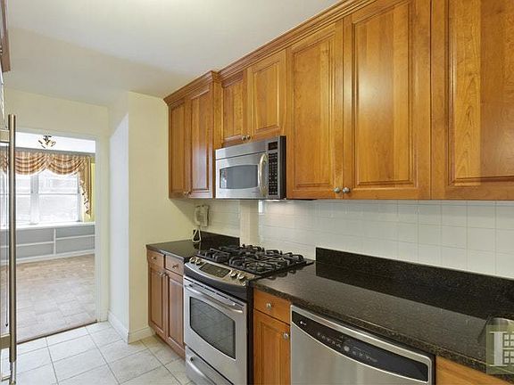 3rd image of 15 W 72nd St APT 2E