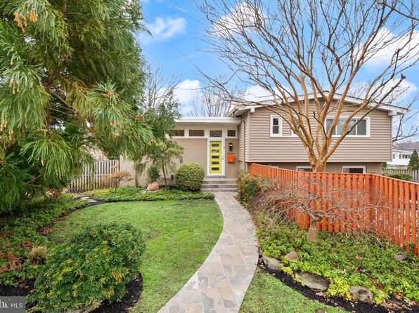 5004 Regency Pl, Alexandria, VA 22304