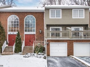 10 Fells Manor Rd, Caldwell, NJ 07006