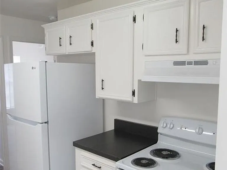 402 Hill St — Photo 3
