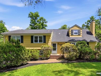 16 Pinecrest Dr, Woodcliff Lake, NJ, 07677