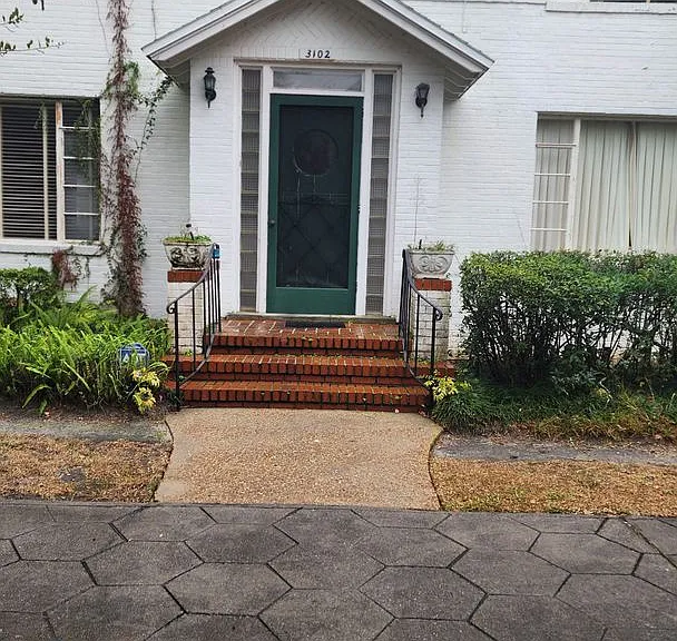 charming 2-bedroom, 1-bath upstairs rental — Photo 1