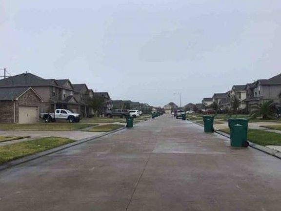 Exterior Neighborhood (street photo)