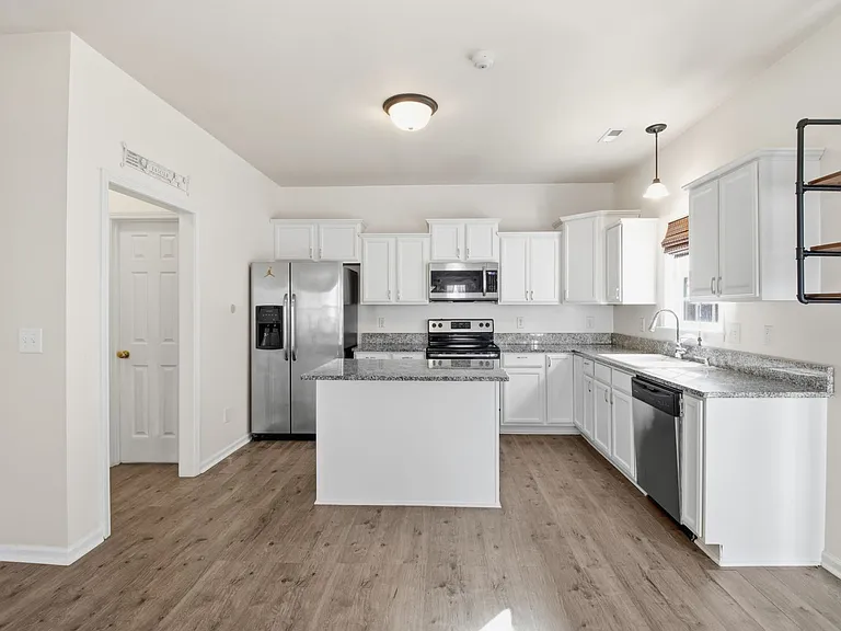 412 Savannah Dr — Photo 6