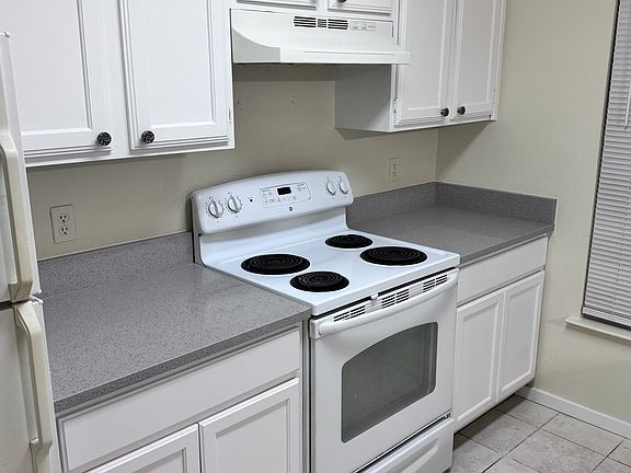 5th image of 2221 Stella St APT 2