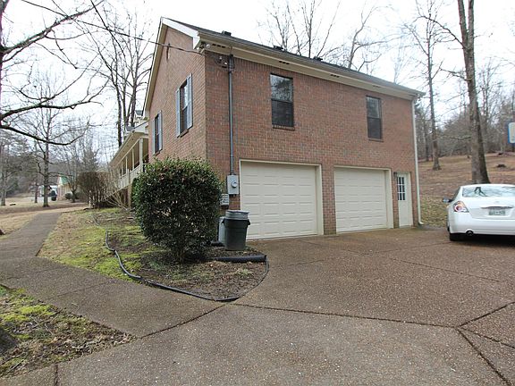 3rd image of 211 Woodlands Dr