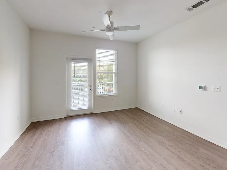 Essex Luxe Apartments — Photo 43