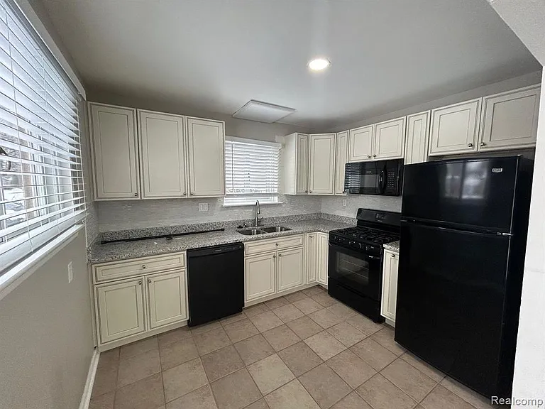 4472 Buchanan Ave — Photo 6