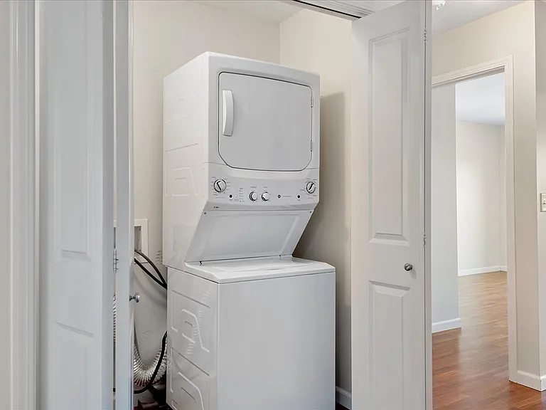 WASHER DRYER INCLUDED IN UNIT
