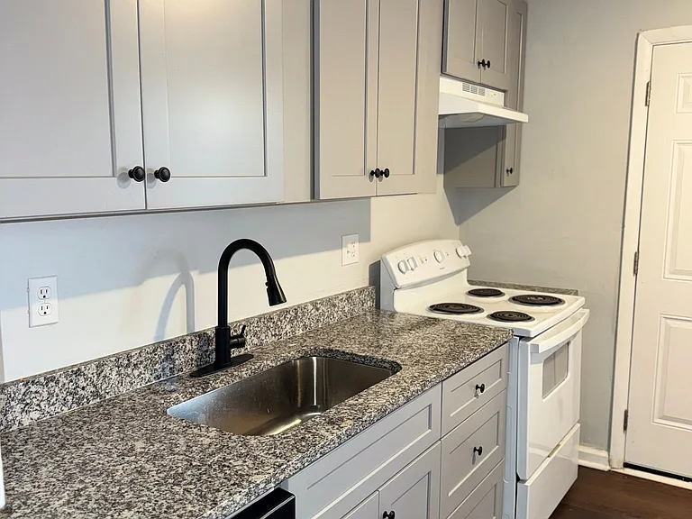 1221 Southwood Dr — Photo 2
