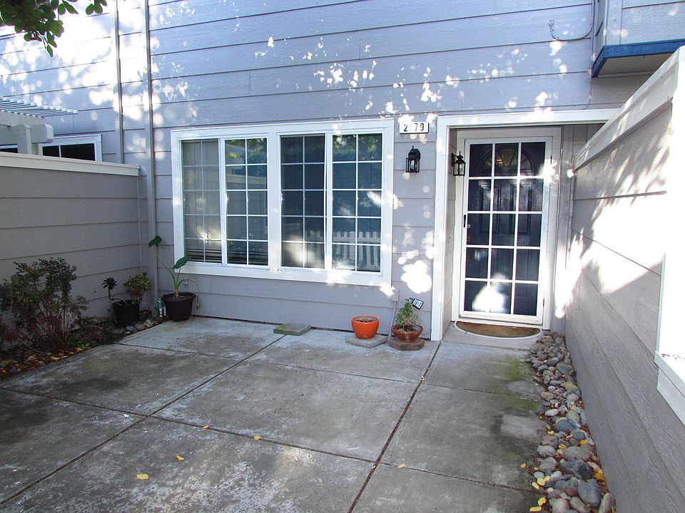 Courtyard patio/ Front of unit