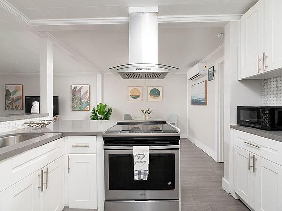 3rd image of 551 SW 13th Avenue