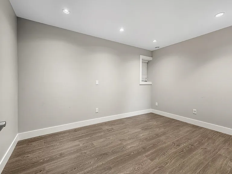 6739 Humphries Ave #BASEMENT — Photo 4