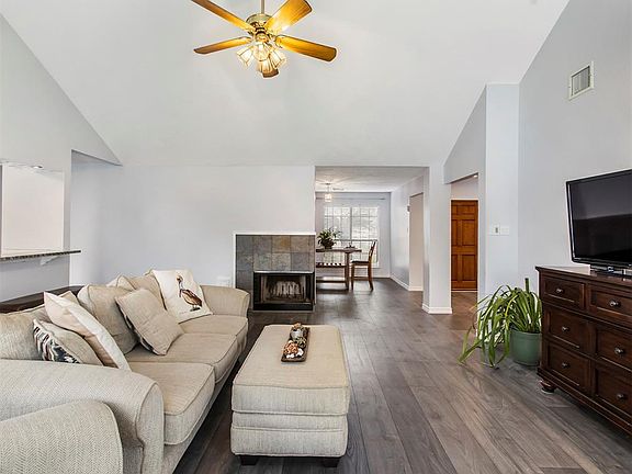 3rd image of 3035 Glen Iris Dr
