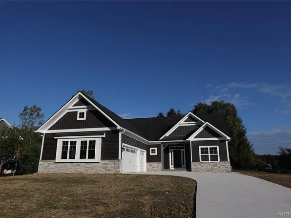 2735 Pine Shadow Ct, Pinckney, MI 48169