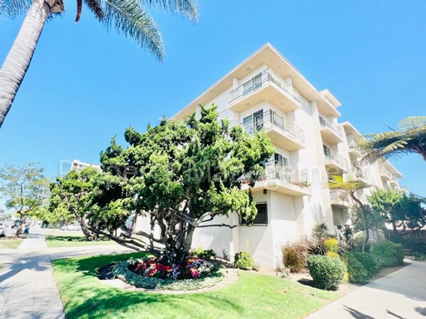 Nice 2Bd/2Bth, 1180sf end-unit Condo in University Heights. Available NOW! — Photo 1