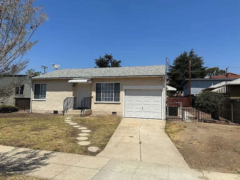 1531 Dixon St — Photo 2