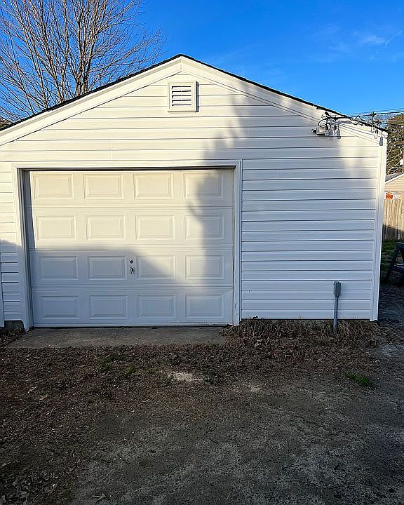 Detached garage 