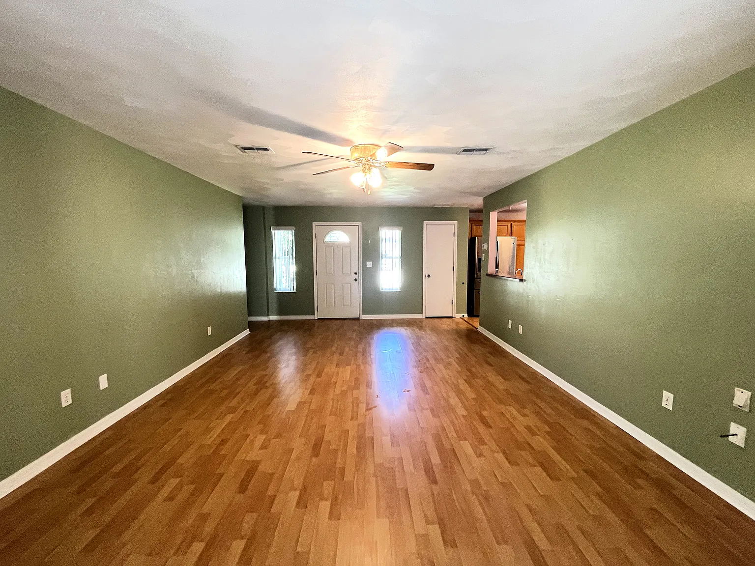3 bed, 1384 sqft, $2,300 — Photo 3