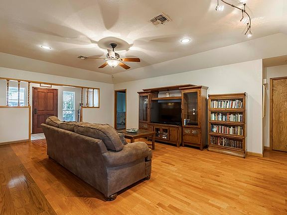 3rd image of 106 Edgewood Dr