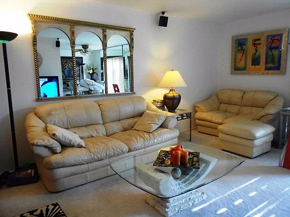 4th image of 272 Middlebury Ct