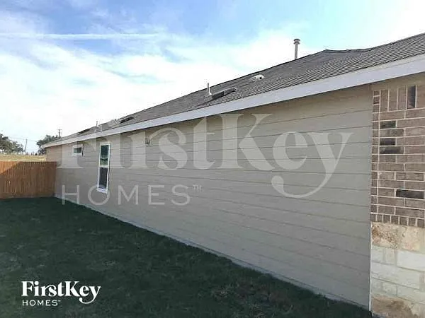 3 bed, 2.0 bath, 1675 sqft, $1,830 — Photo 2
