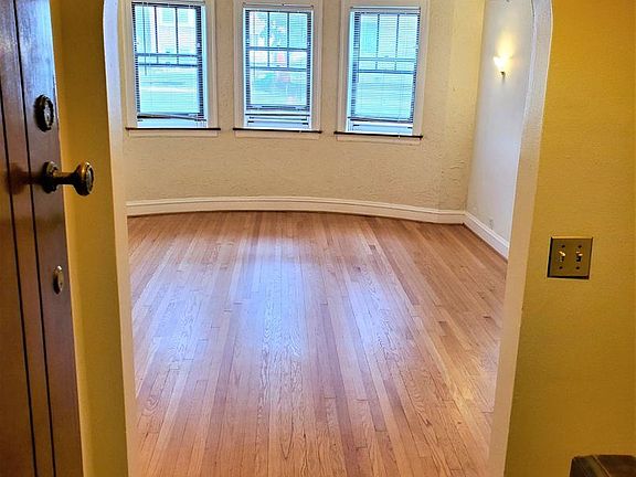 2nd image of 4927 N Rockwell St #G