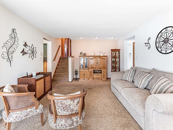 3rd image of 3622 W 122nd St
