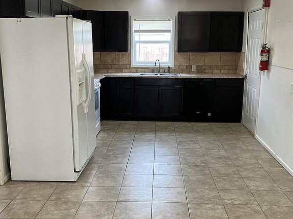 5th image of 300 Juanita St