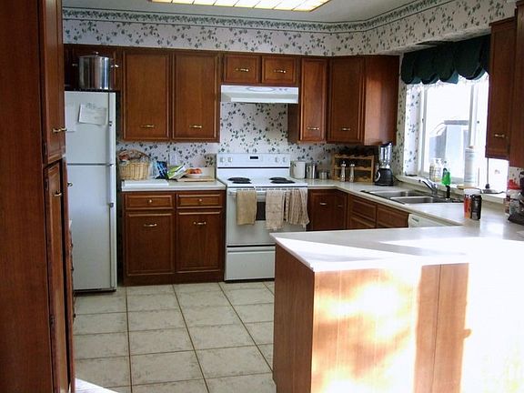 Bright kitchen with lots of space
