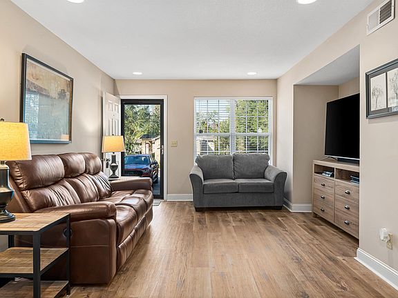 5th image of 811 Penny Ln #811