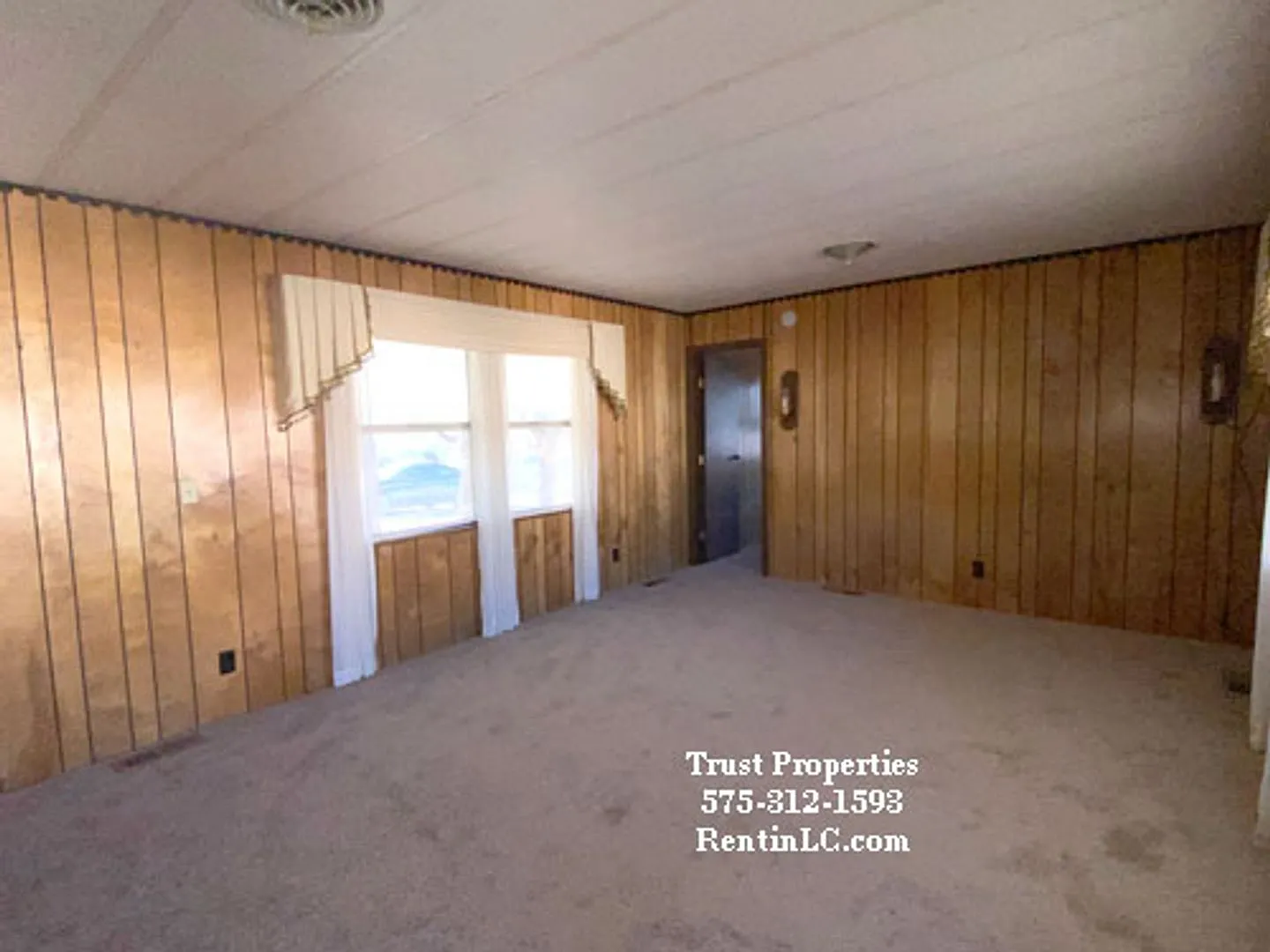 Singlewide with Fridgerated AC downtown area — Photo 3