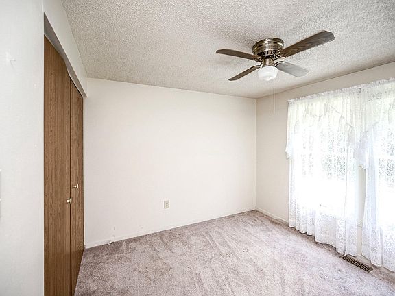 3rd image of 9865 Red Hill Rd