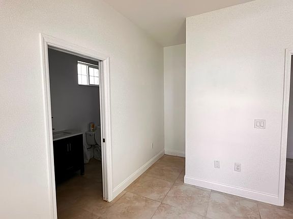 4th image of 738 E Broadway St