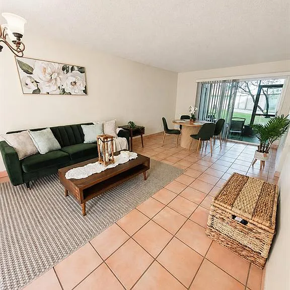 Newtown Cir — Photo 2