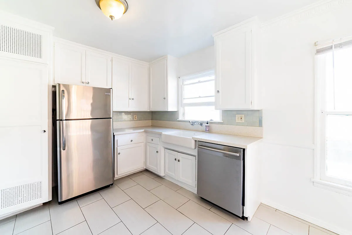 Beautiful! Spacious 2 bed/1 Bath- Big Kitchen -Farmhouse Sink-AC-Parking-Great Location! — Photo 2