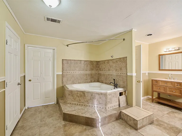 203 Paul Knox St — Photo 31