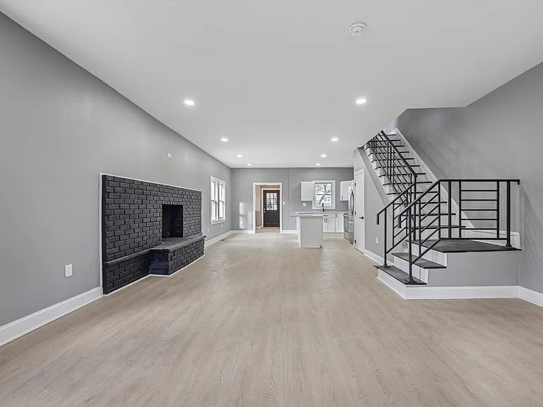 523 W Glenside Ave — Photo 2