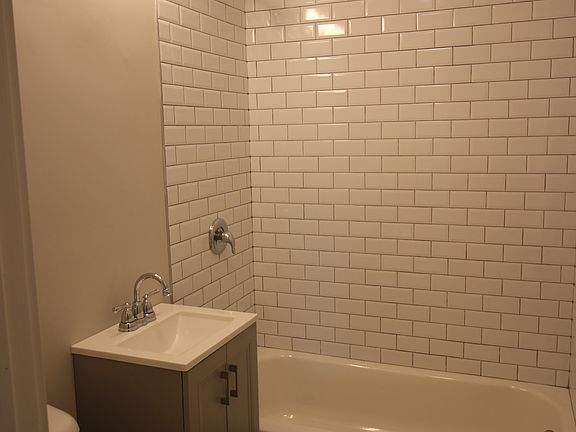 2nd image of 1642-1644 W Morse Ave #2W