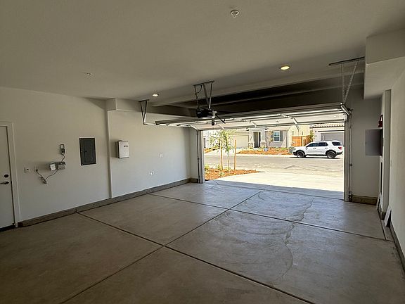 2nd image of 2897 Knightsbridge Ln