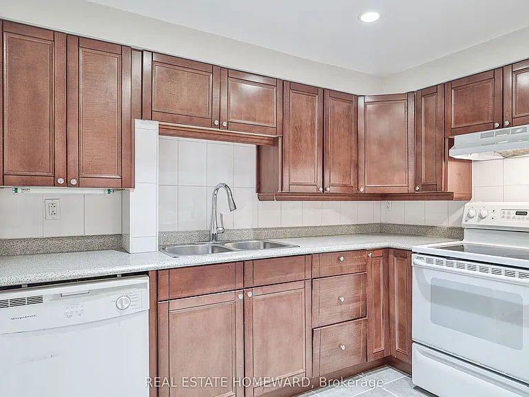 168 Wainscot Ave #LOWER — Photo 4