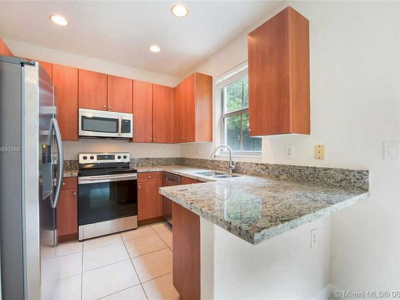 4th image of 1117 NE 31st Ter #1117